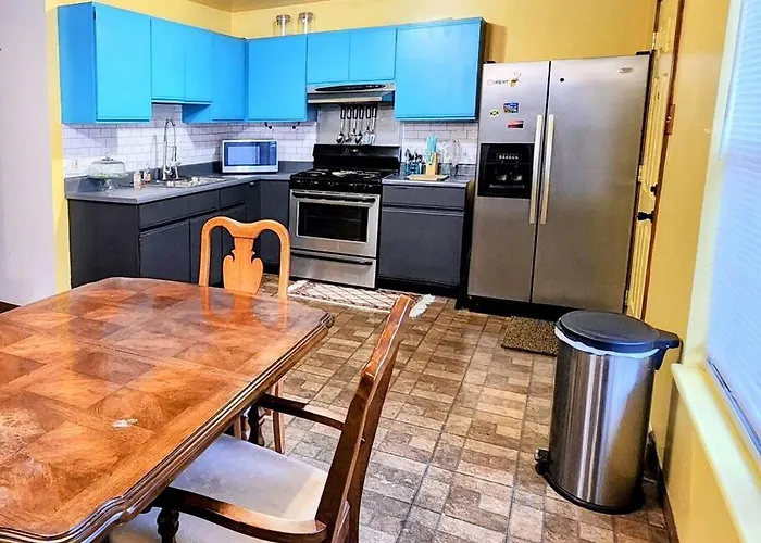 Retro 2 Bedroom 6 Mins To United Center With Parking Apartment *