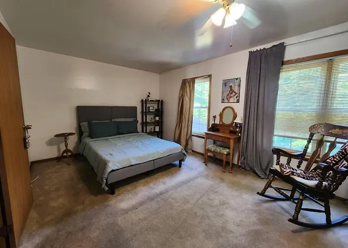 Retro 2 Bedroom 6 Mins To United Center With Parking Apartment *