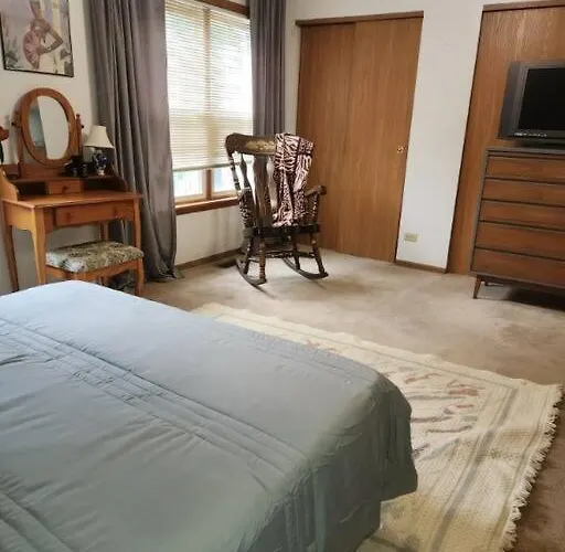 Retro 2 Bedroom 6 Mins To United Center With Parking *